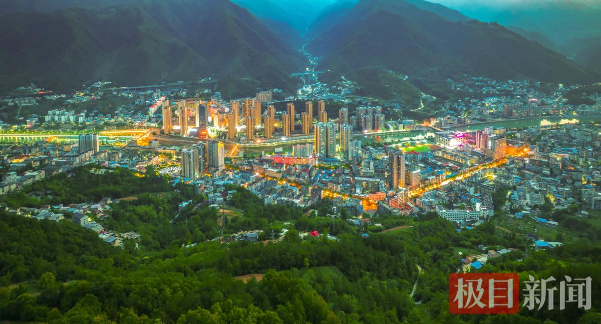 《保康夜色美 》陈利安 摄