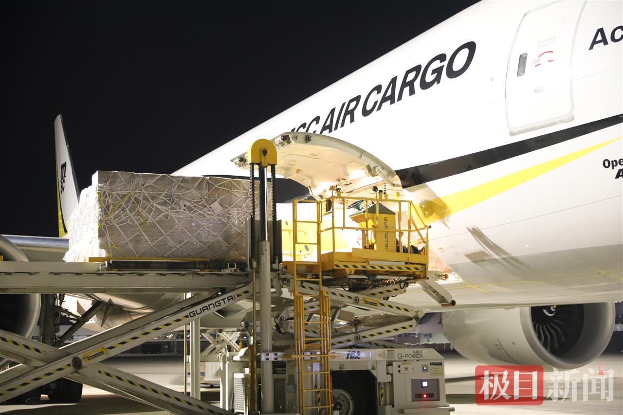 花湖机场货机正在装货.jpg