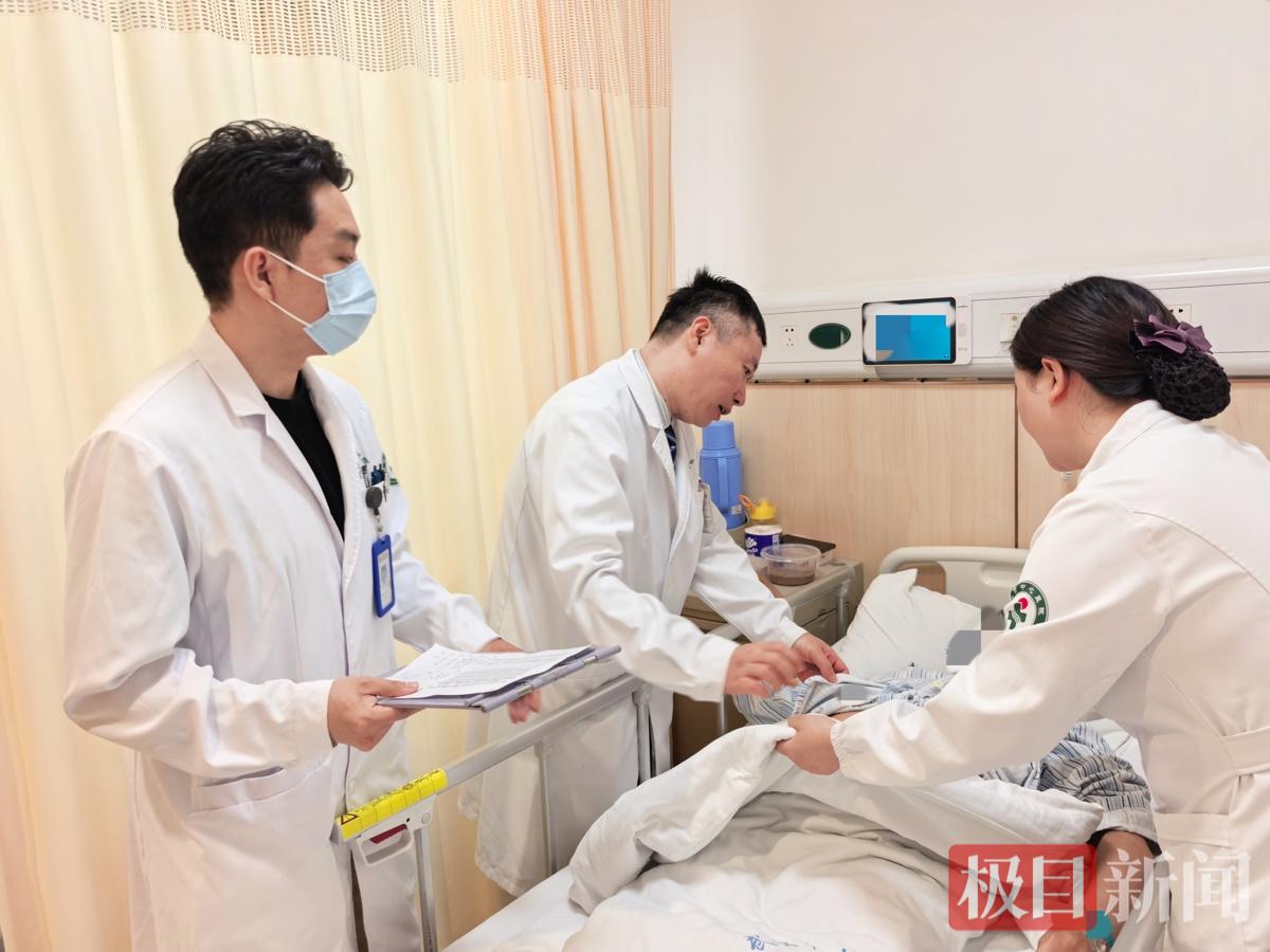 胃肠外科专家查看患者恢复情况_副本.jpg