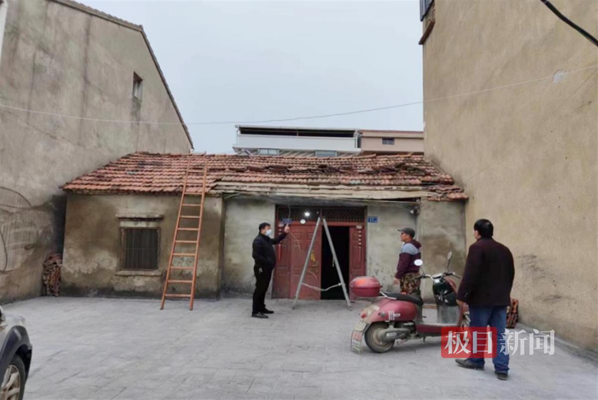 居民房屋出现破损，社区请人帮忙修缮 | 极目新闻