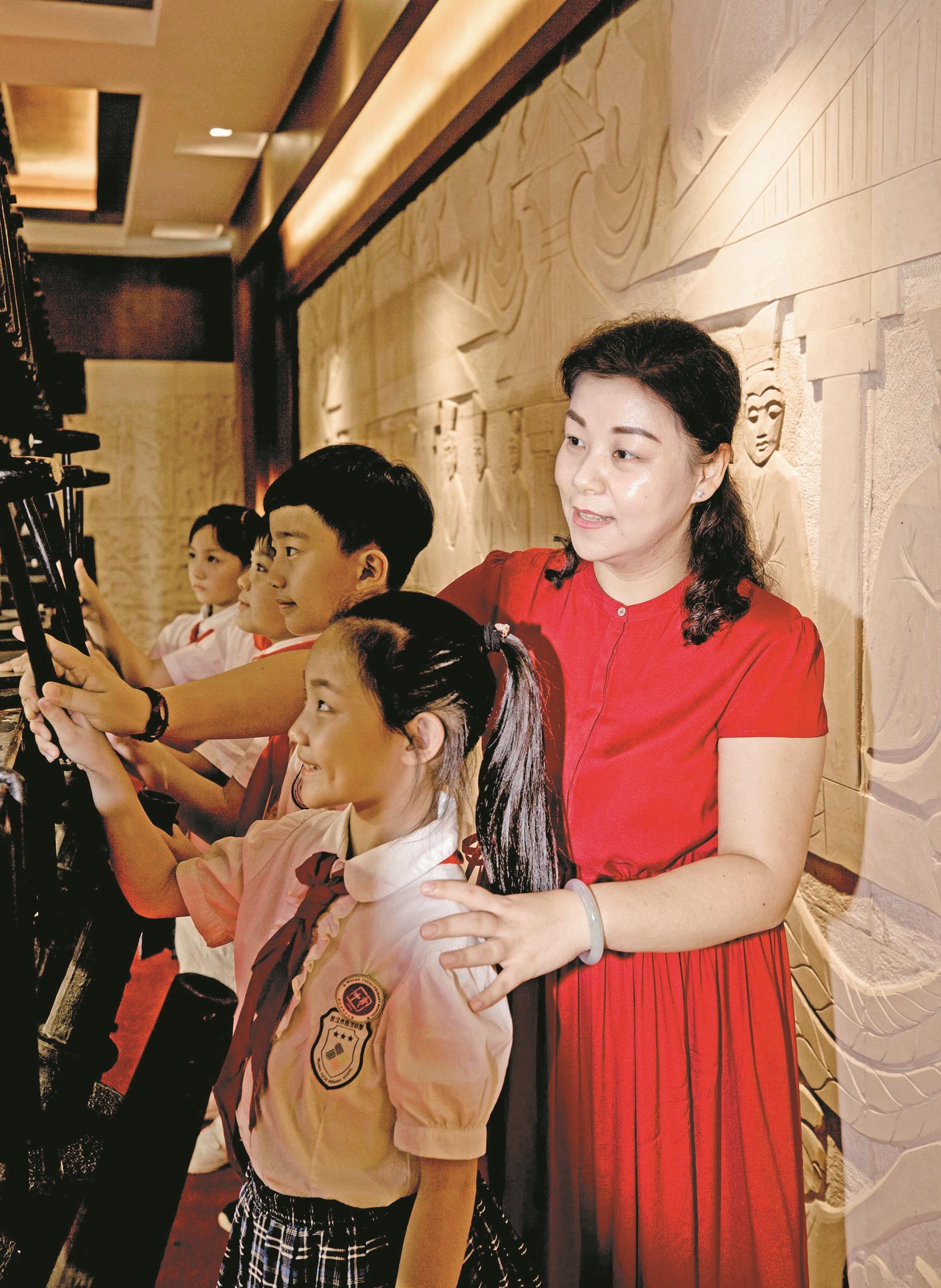 武汉市育才小学熊聪老师在秋季课程中指导学生们演奏编钟