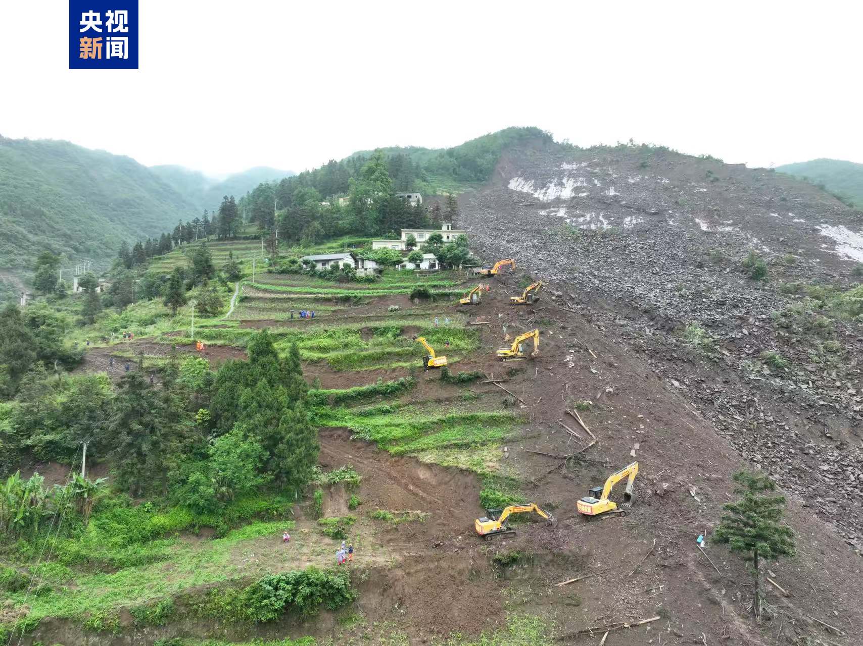 贵州大方山体滑坡救援现场：重型装备已进入 全力搜救被困人员