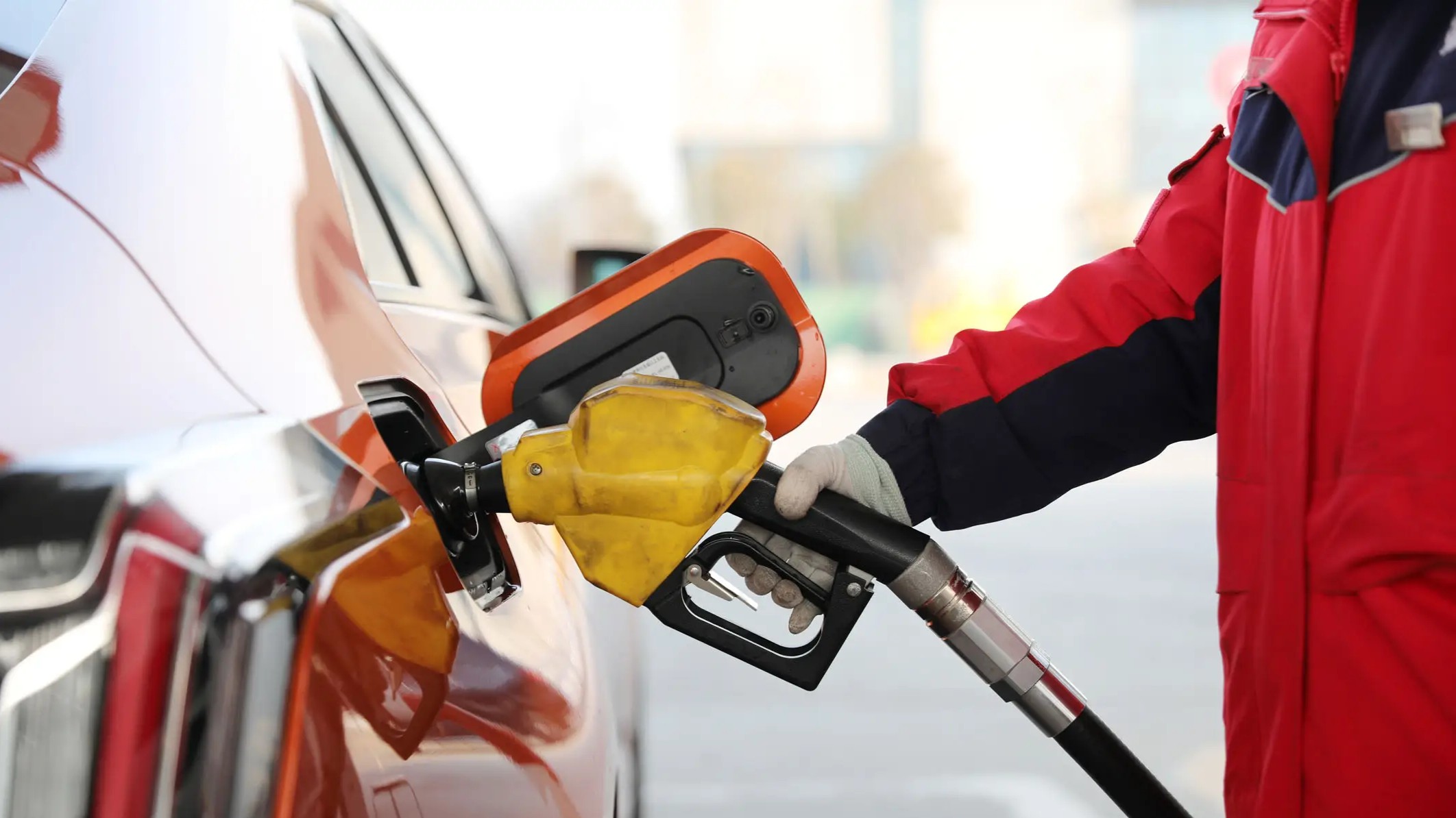 4月21日24时起，国内汽、柴油价格每吨分别下调555元和530元，加满一箱50升92号汽油将少花22元