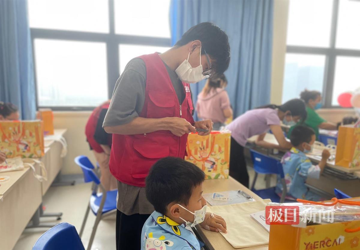 林伟华教小朋友画画