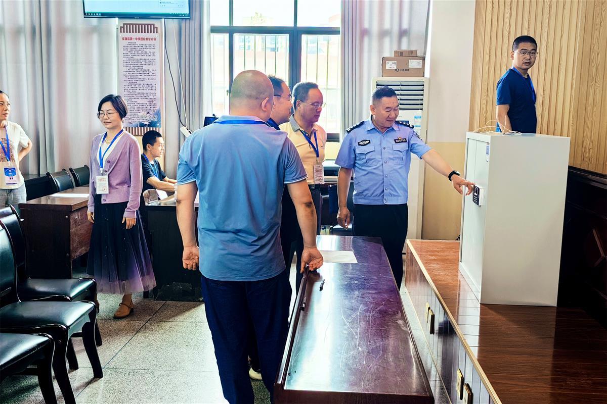 图4：赵东对中考试卷保密室进行检查。.jpg