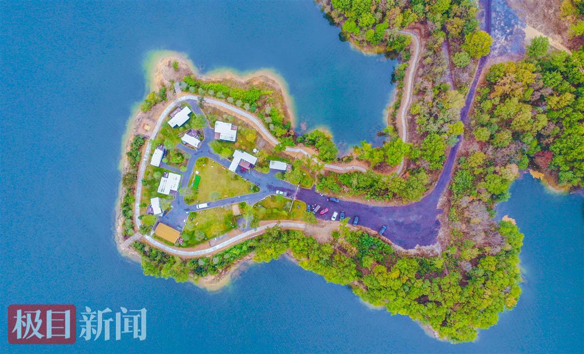 10月17日，随州市随县大洪山水库琵琶湖景区半岛铁盒露营基地。（极目新闻记者 黄志刚 摄）.jpg
