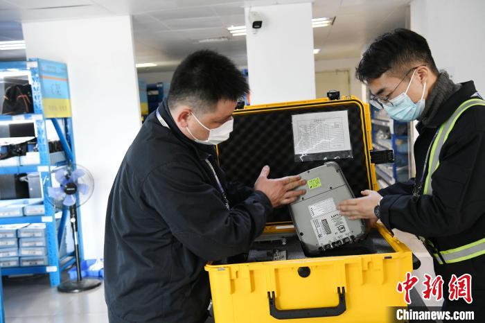 机务工作者正在进行借用工具前的双人检查和清点。　蒋雪林 摄