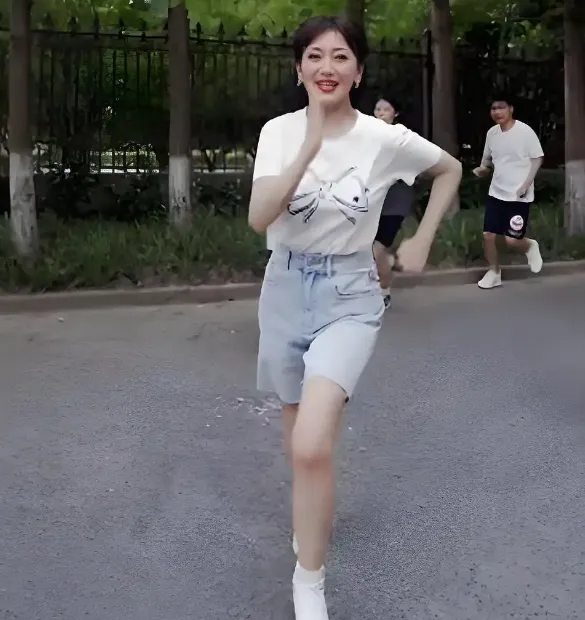 赵雅芝从艺50周年生日派对，打完架子鼓跳扫腿舞，网友：谁敢想她已经72了；此前还参加马拉松比赛，5公里轻松拿捏