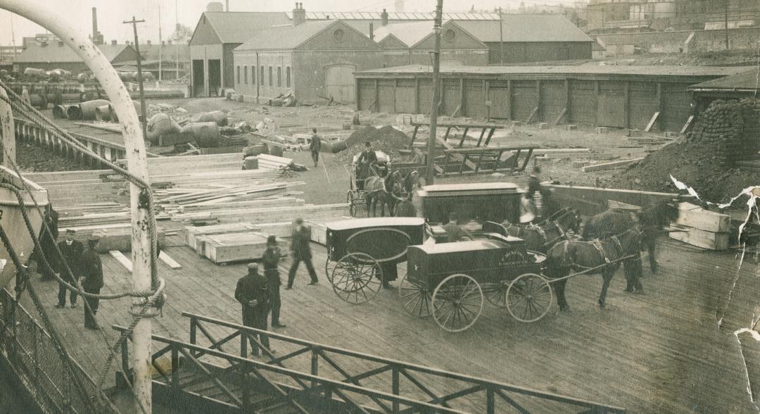 在加拿大哈利法克斯码头，灵车排成长龙，将“泰坦尼克号”的遇难者运送至殡仪馆