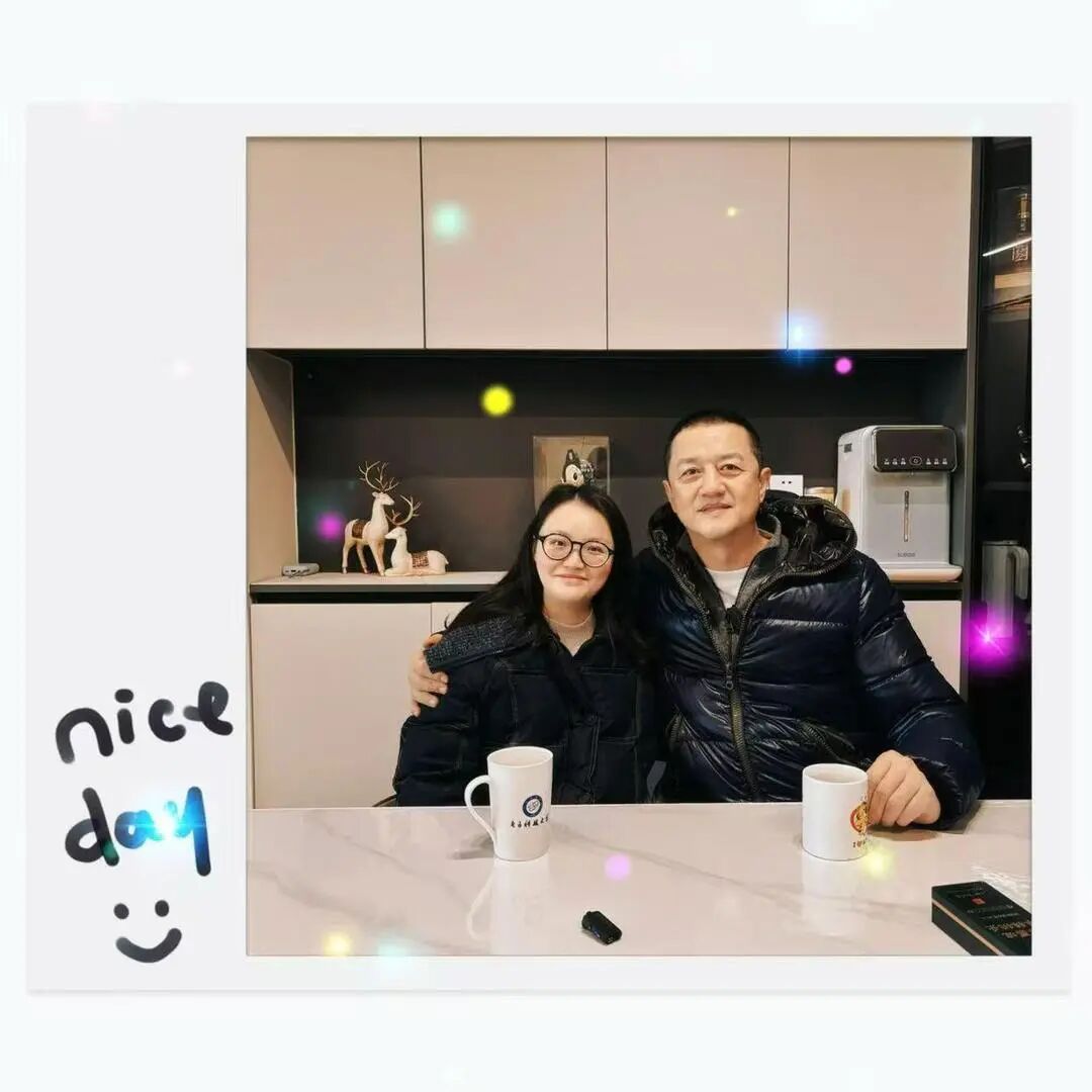 李亚鹏“第四个女儿”发声：他多年坚守公益，真的辛苦了；其14岁时不幸双腿截肢，嫣然天使基金全额承担手术与康复费用