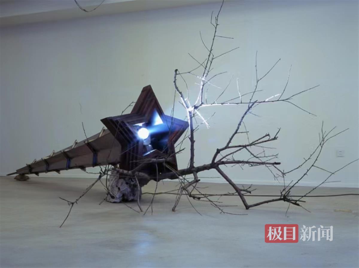 管怀宾 《日蚀风景-塔》 木材、钢板、钢管、灯等 2009-2013.png