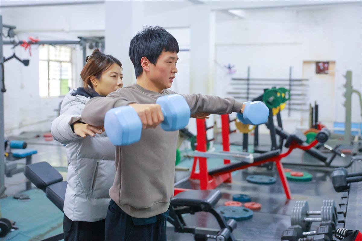 图为史璠指导学生训练。（通讯员 黄睿琦摄）.jpg