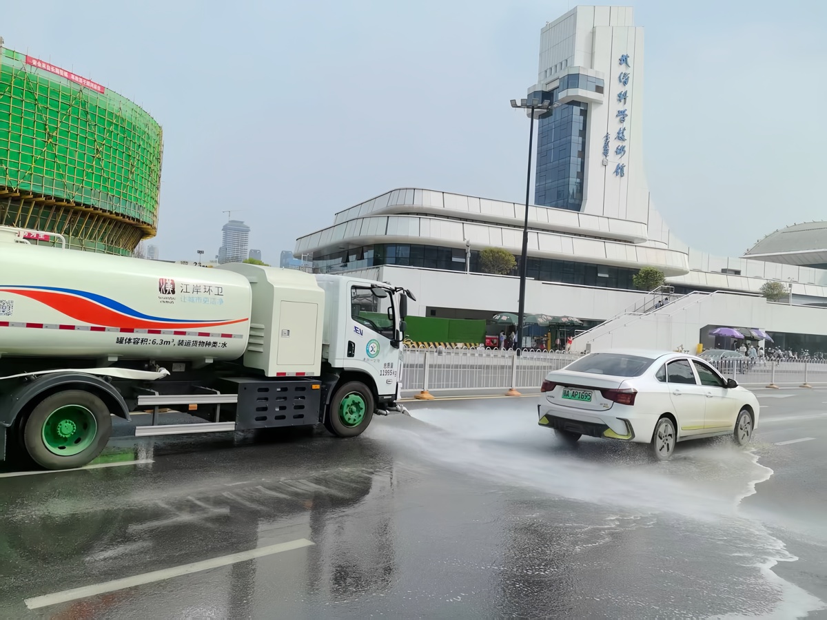 环卫部门快速处置，20分钟内清洗污染路面 (2).jpg