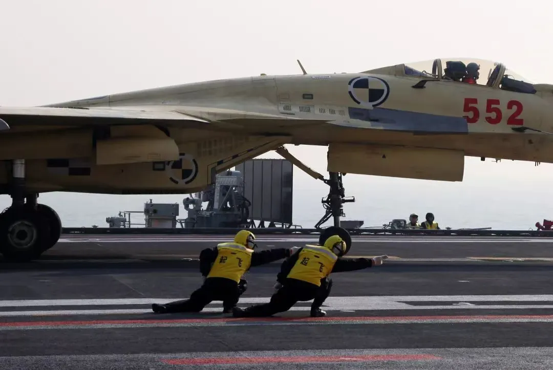 中国正式迈入“三航母时代”，回顾我国“航母之路”，三艘航母配合作战，相互备份保证永远有后备军