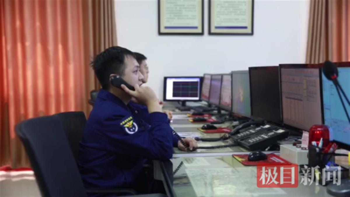 男子凌晨手机停机拨打119求助 消防员哭[00_00_06][20220502-185927].png