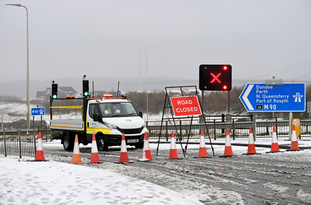 英国：苏格兰爱丁堡因风暴关闭部分道路