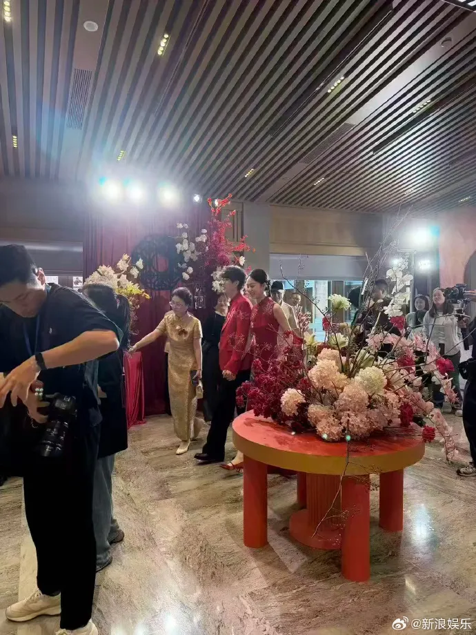 许嵩、冯禧结婚现场照曝光，两人身穿中式婚服十指紧扣