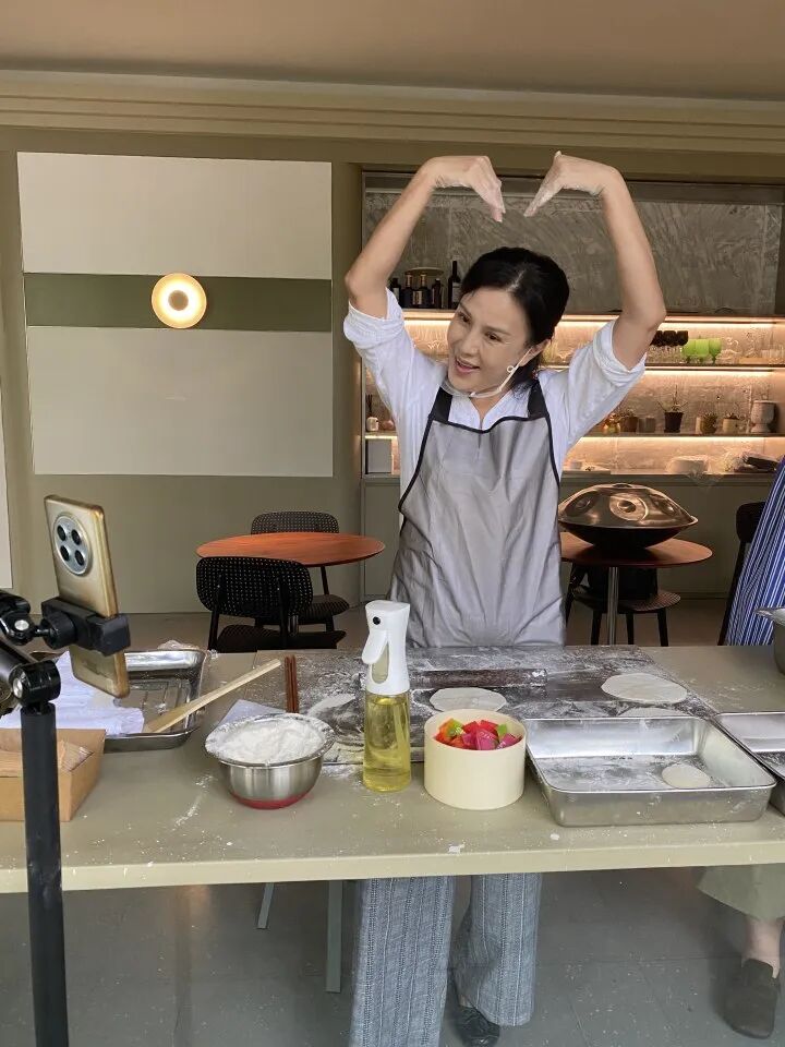 52岁知名女演员在杭州卖韭菜盒子？此前曾自爆被前夫坑到负债600万，现在其名下财产全部清零，银行卡遭到冻结，连退休金账户也被执行划扣