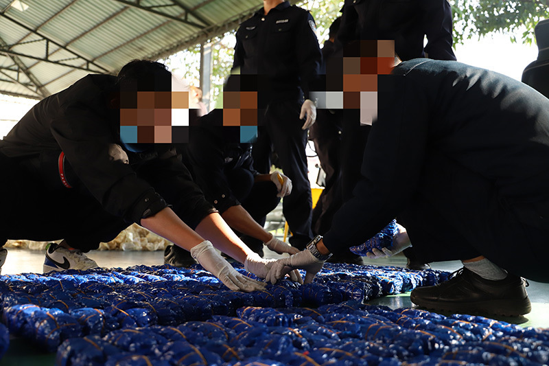 民警在清点毒品。（德宏边境管理支队 供图）  目前，案件正在进一步办理中。