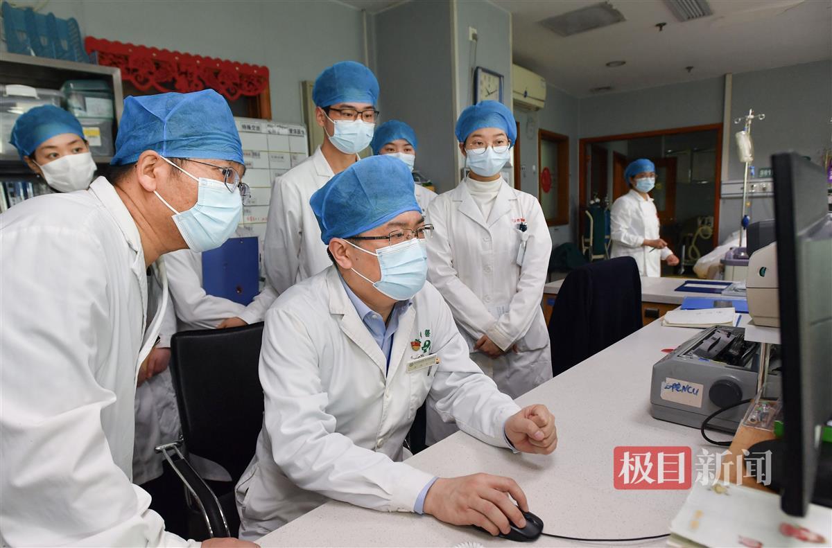武汉这名医生火了！一个动作坚持了10年，网友爆赞 | 极目新闻