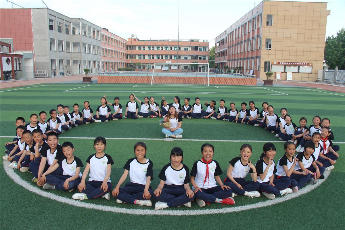 唐洁（中）与学生们在一起