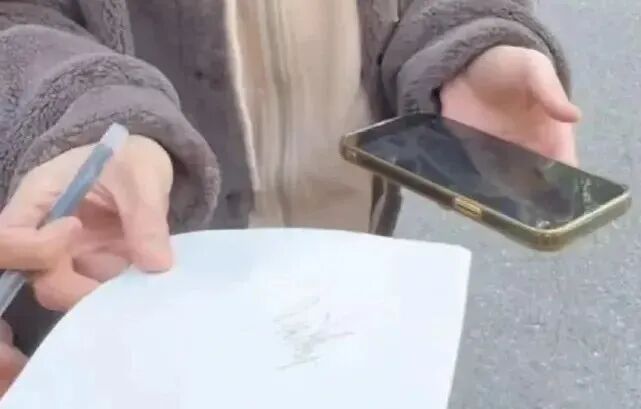 肖战出席晚会时，台下一女子突然从桌底钻出向其连要5次签名，多次摆手拒绝后，女子被带走