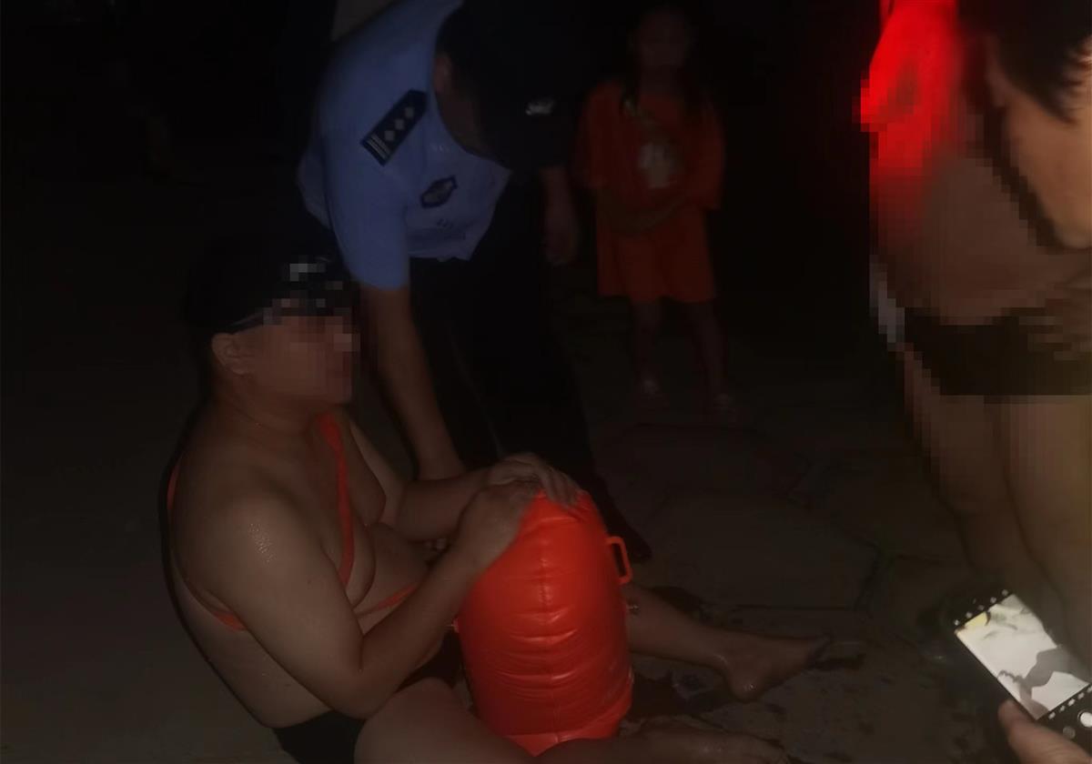 图1、营救体力不支的游泳者.jpg