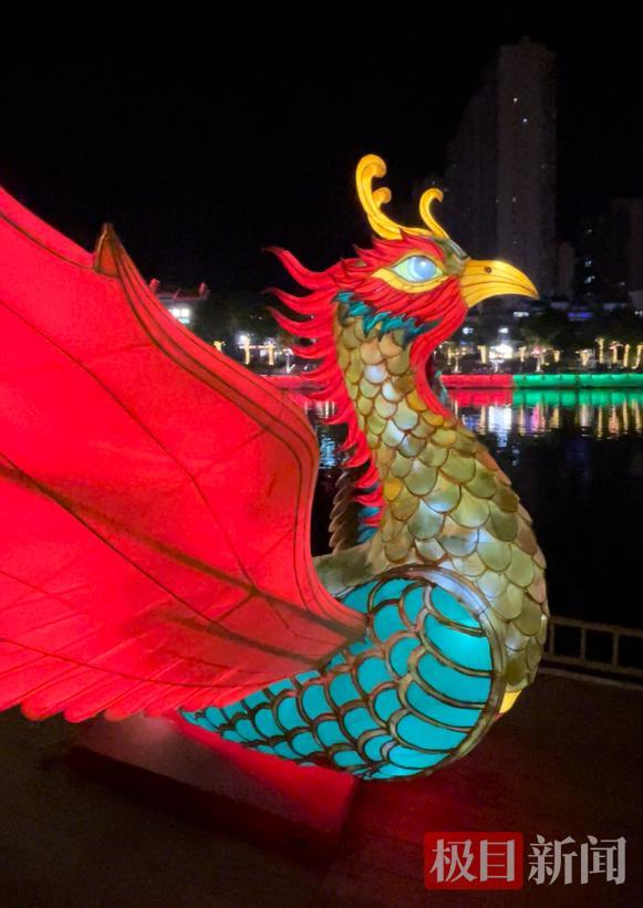 巡游中的凤舟。（极目新闻记者 黄志刚 摄）.jpg