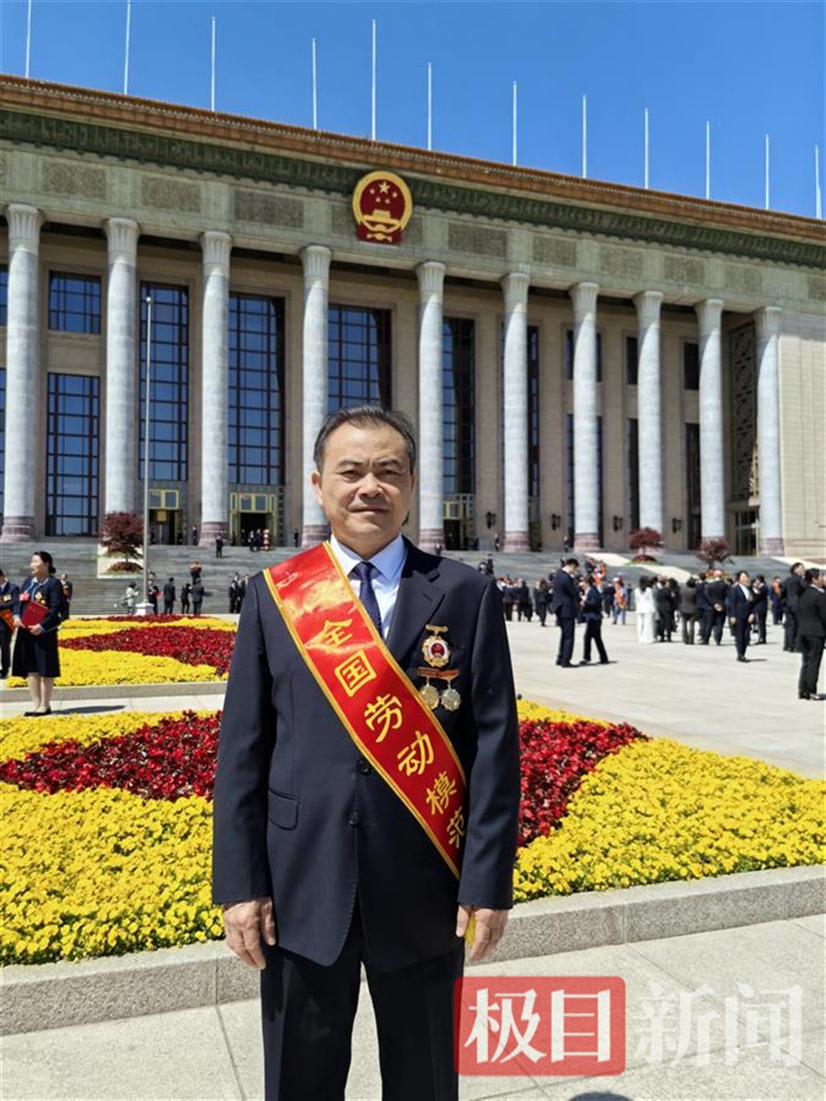 图说：严悌文获评“全国劳动模范”荣誉.jpg