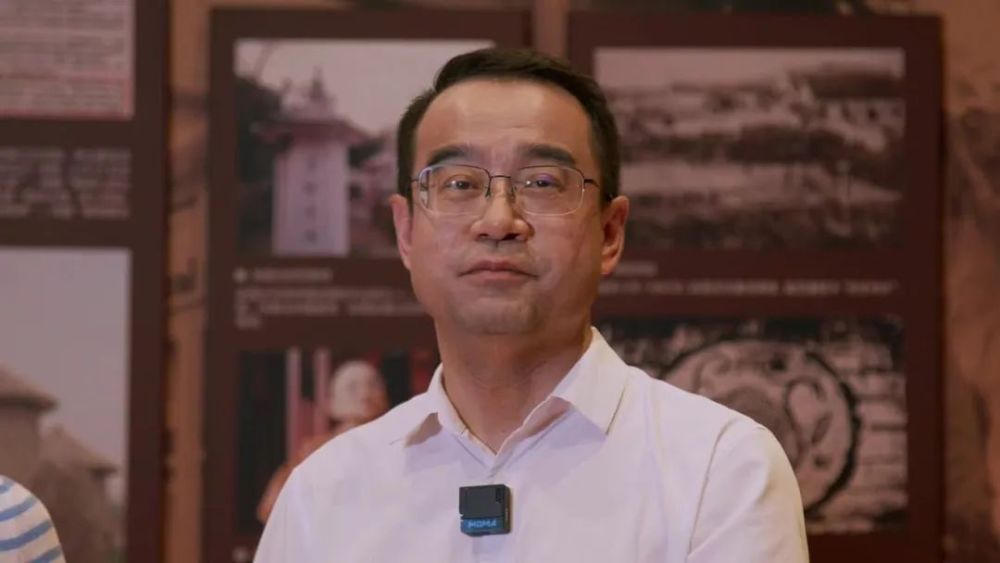 武昌区委常委、宣传部部长甘世斌作报告。