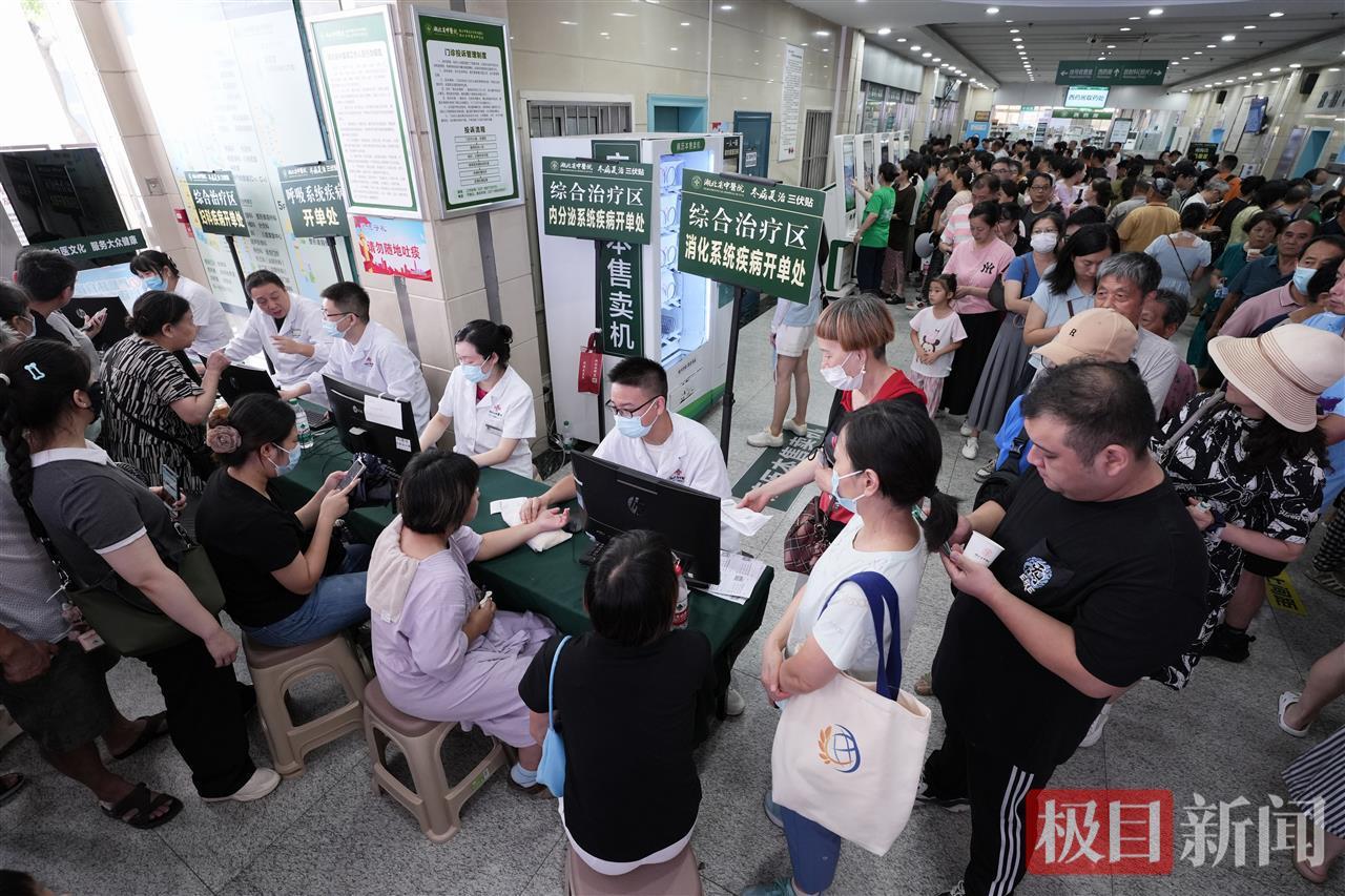 头伏首日，市民扎堆到湖北省中医院贴三伏贴.jpg