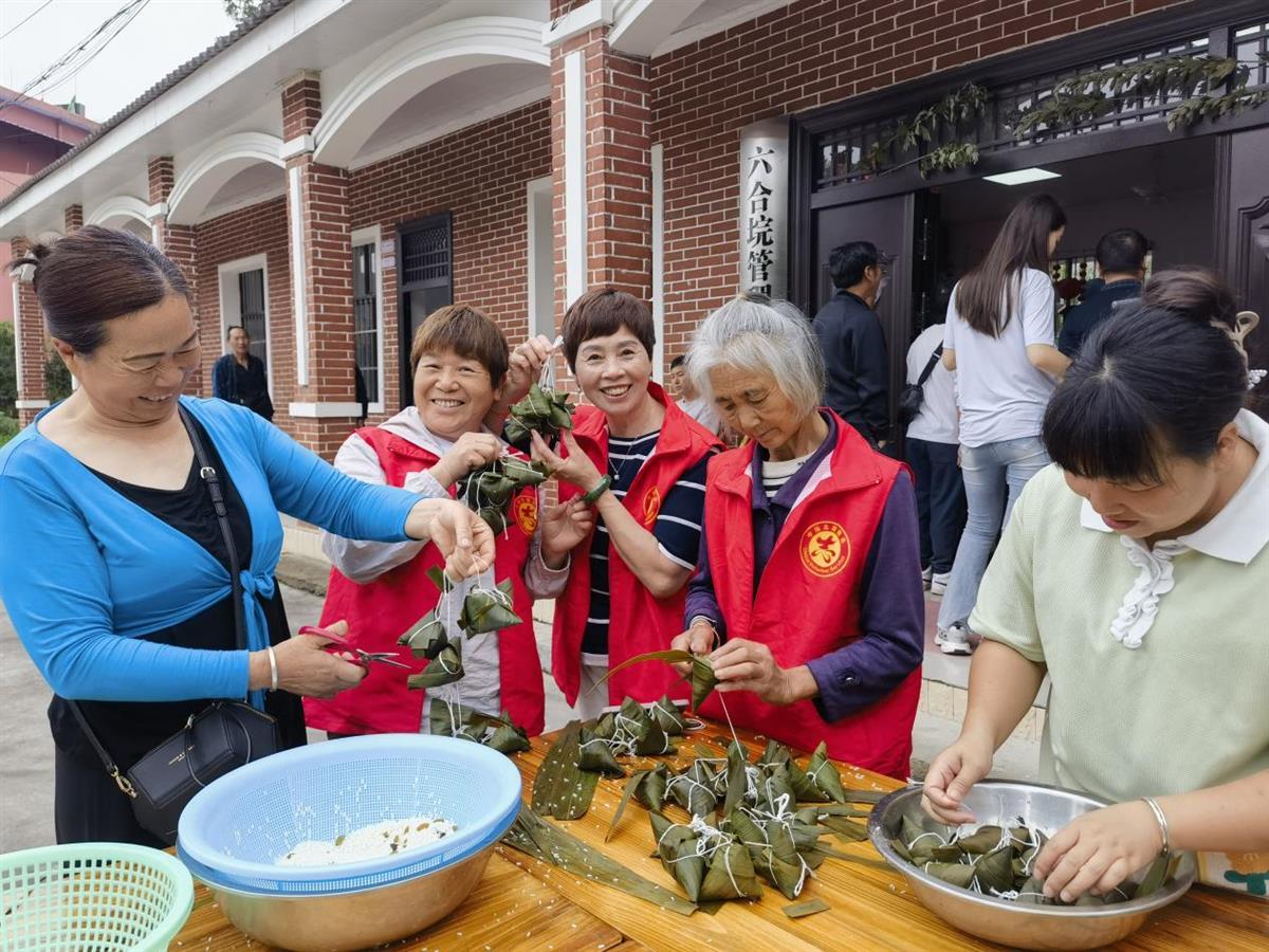 社区群众卫龙在一起包粽子.jpg