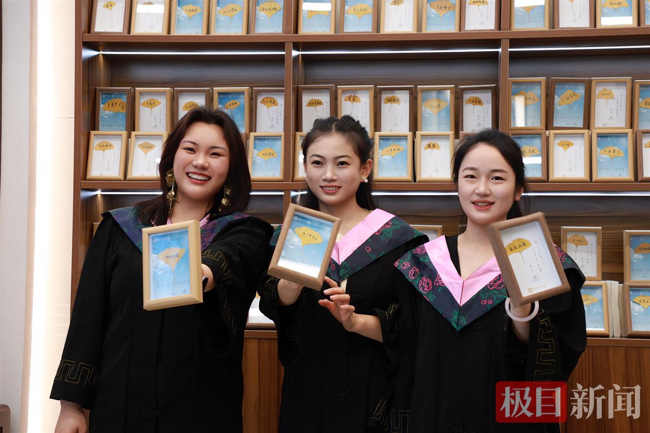 图为毕业生和银杏叶青春相框合影 摄影：芮雨欣.jpg