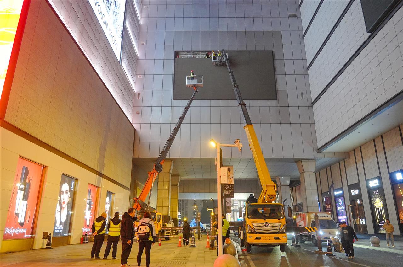 拆除解放大道武商户外广告 (2).jpg