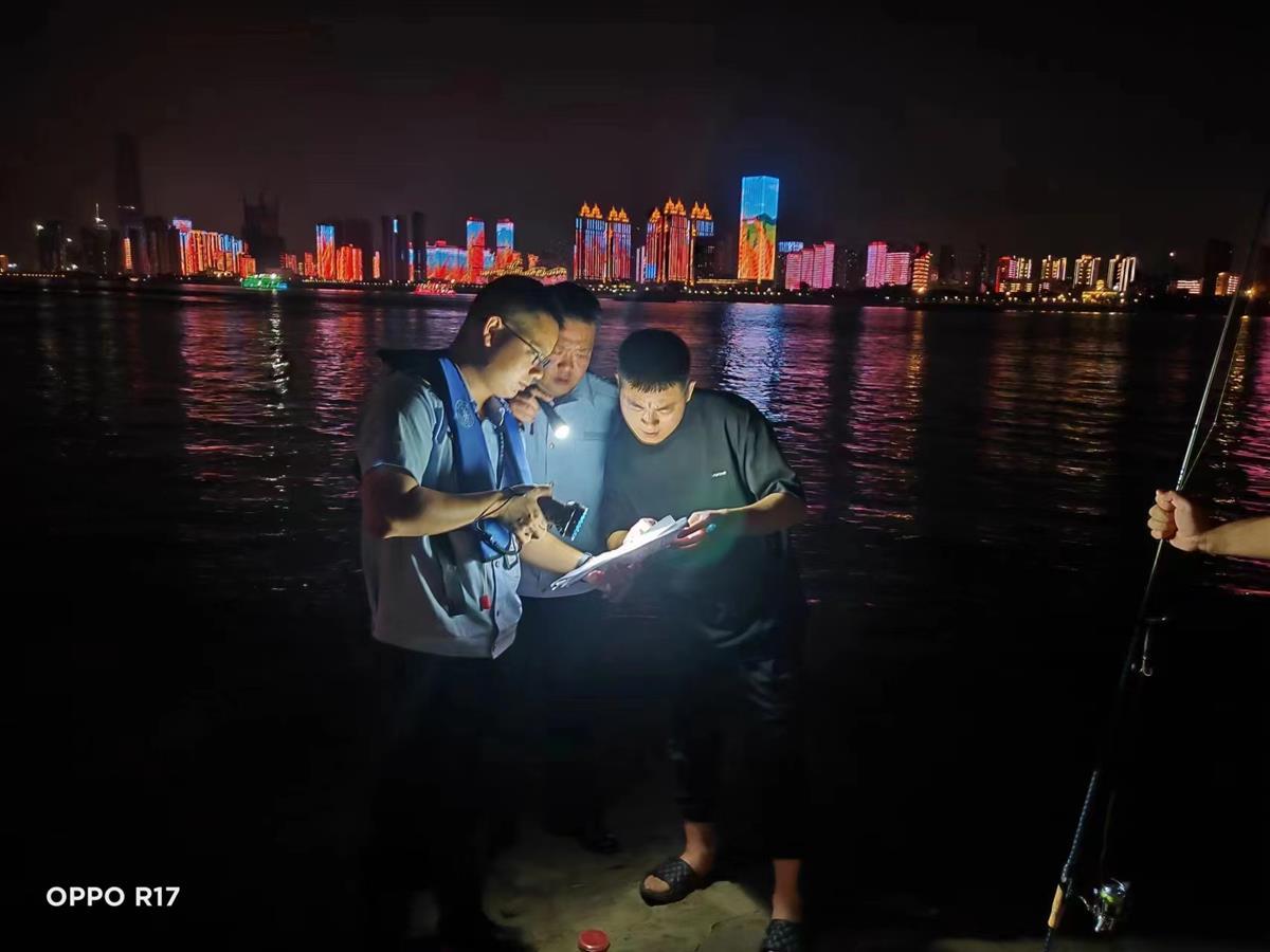 图片7 渔政执法人员夜间巡查执法.jpg