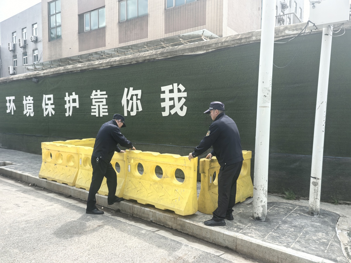 清理人行道上设置的水马.jpg
