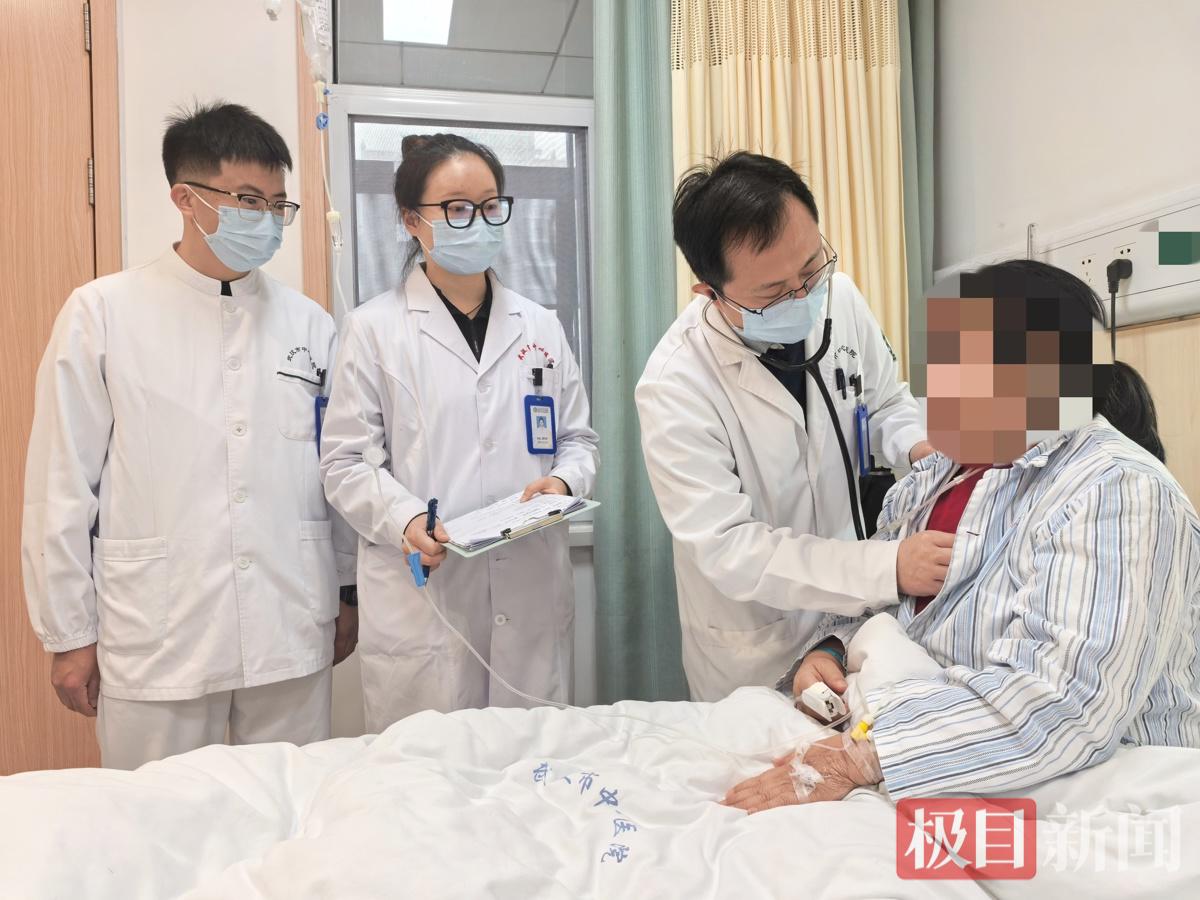 呼吸与危重症医学科医疗团队检查患者恢复情况_副本.jpg