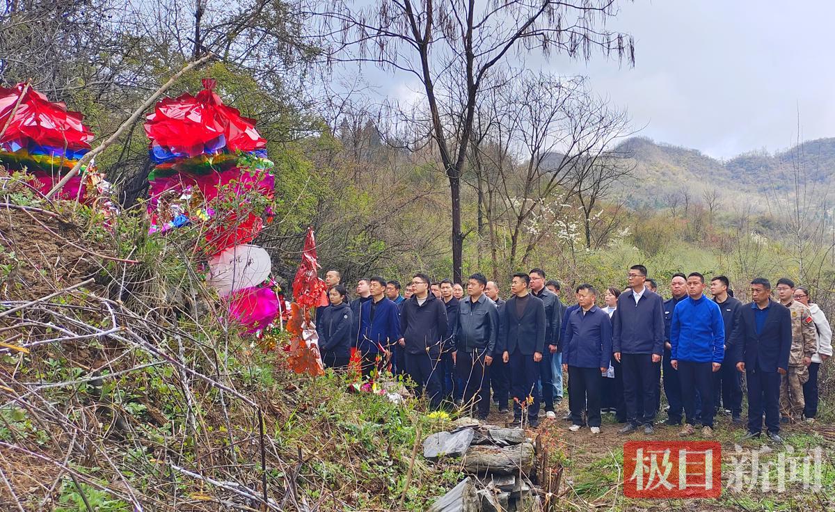 越来越多的群众加入到守护红军墓的队伍中来。 徐光意摄.png