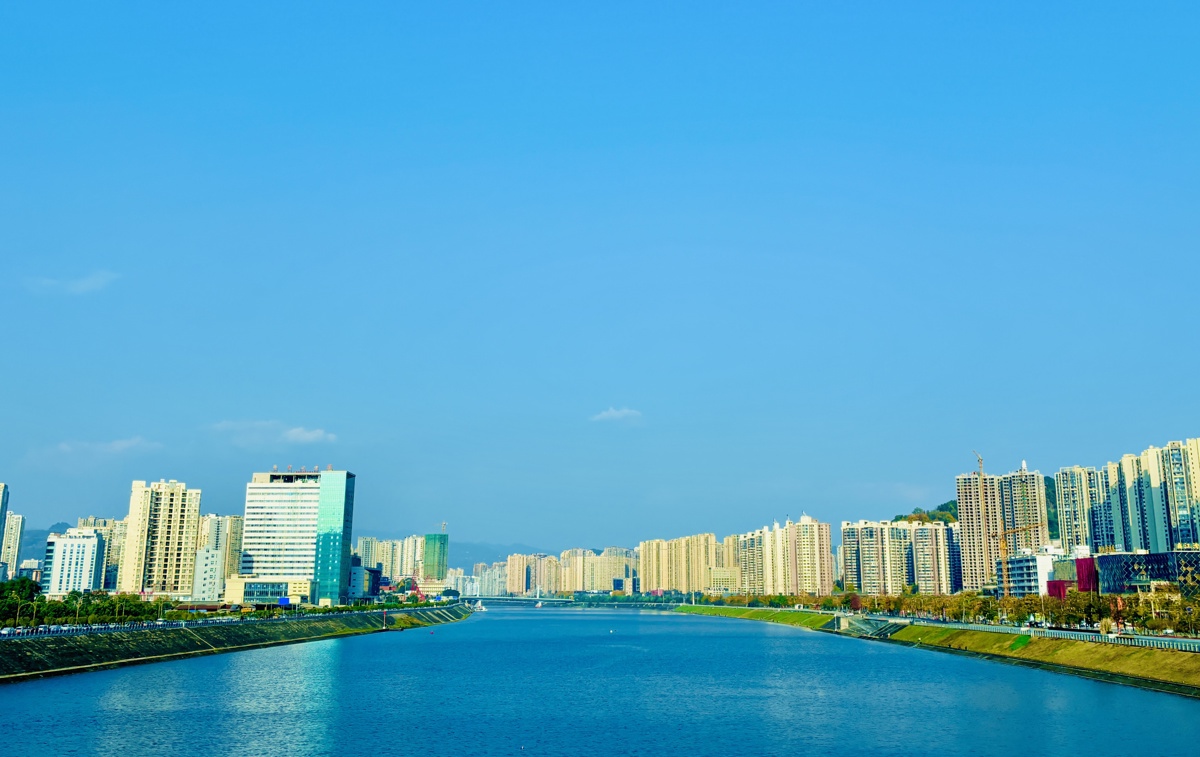 碧水蓝天秀美巴城 何雨隆 摄.jpg