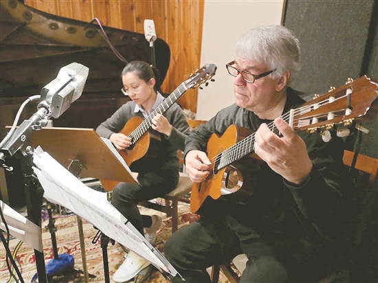  2019年在纽约与柯蒂斯音乐学院的老师大卫·斯塔罗宾录音（本栏资料图片由受访者提供）