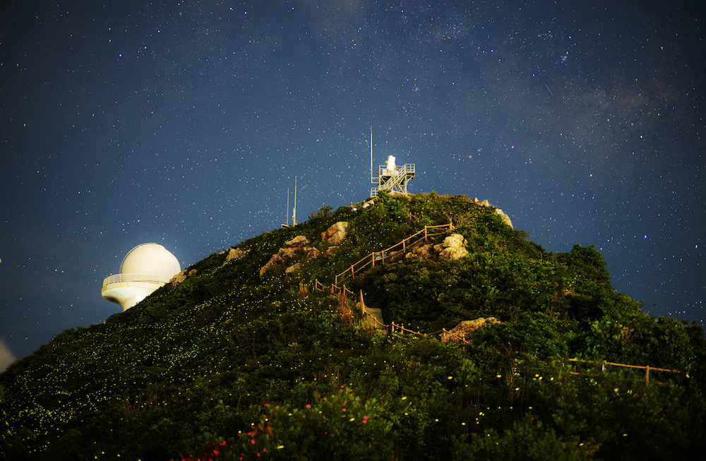 深圳天文台的星空和夏季萤火虫。 于海童 图