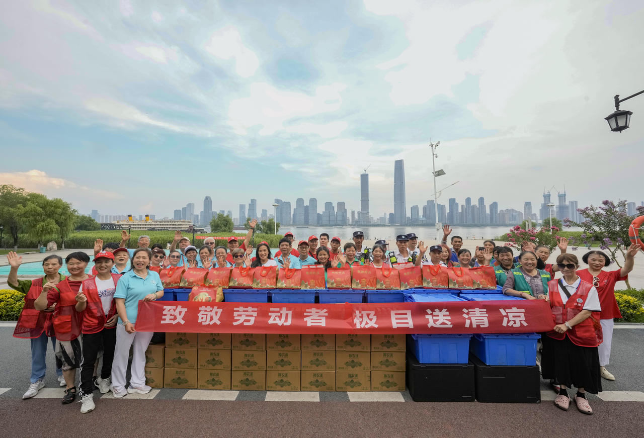 “武汉城市会客厅”每天迎客10万，致敬！酷暑中的“江滩守护者”