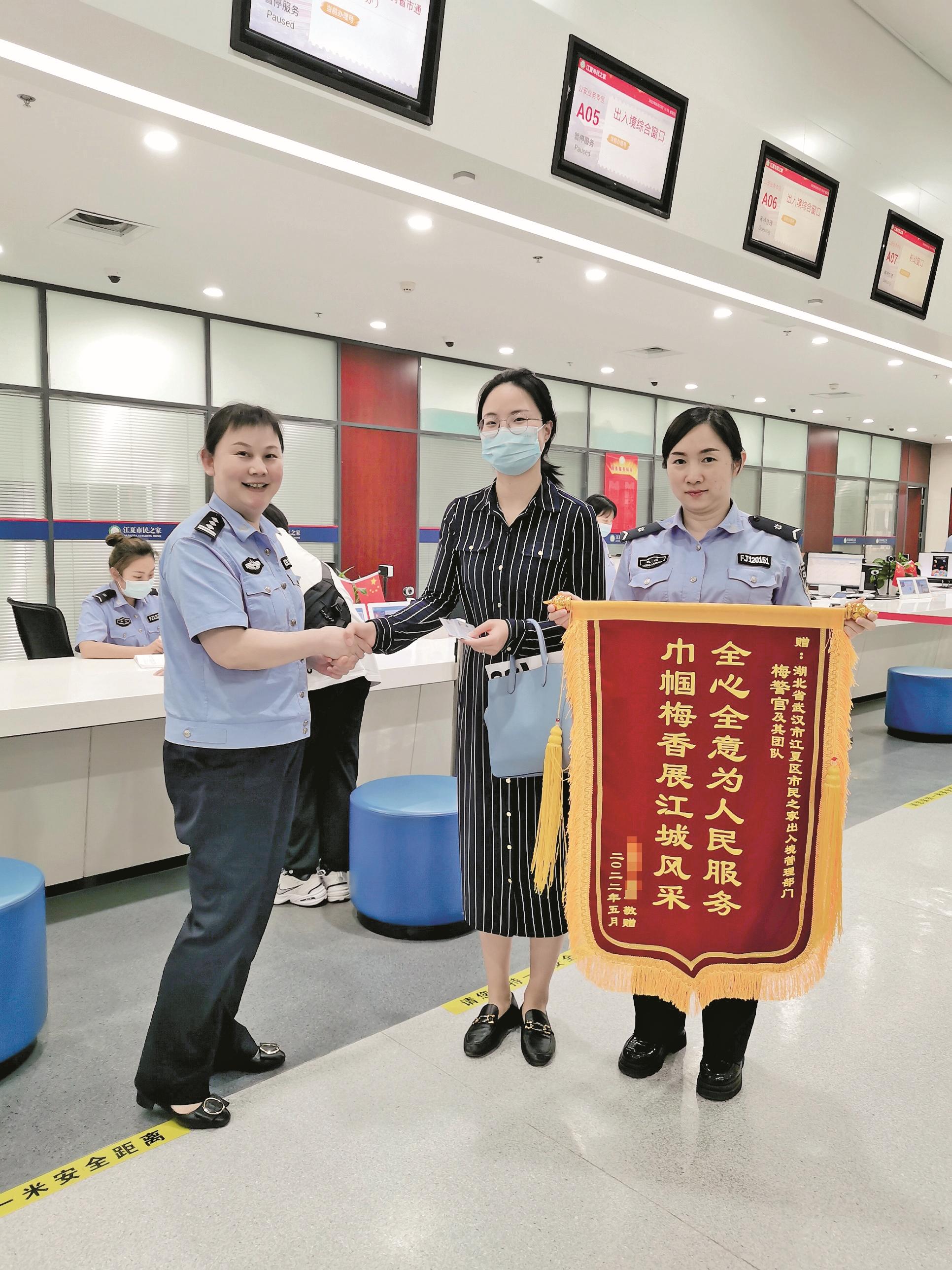 “巾帼文明岗”、人口大队女警梅爱萍(左一)的工作获得群众的认可