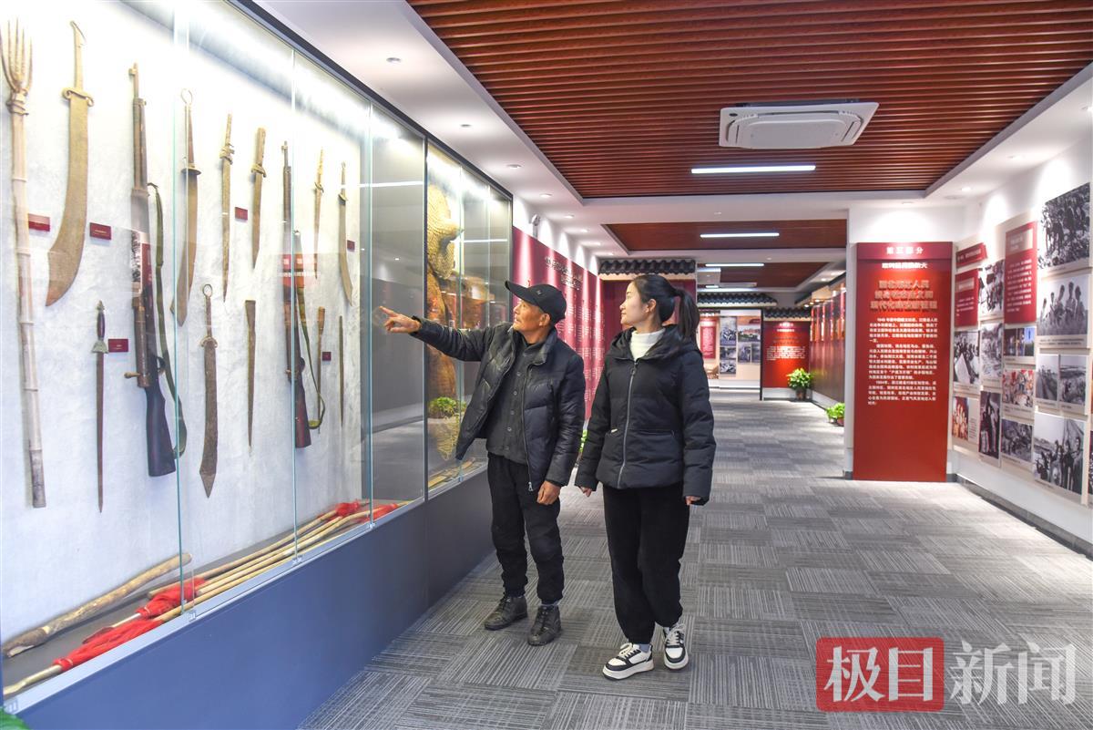 蔡桥村90后青年赵小旭接替郭代红，成为义务讲解员。 （极目新闻记者 黄志刚 摄）.jpg