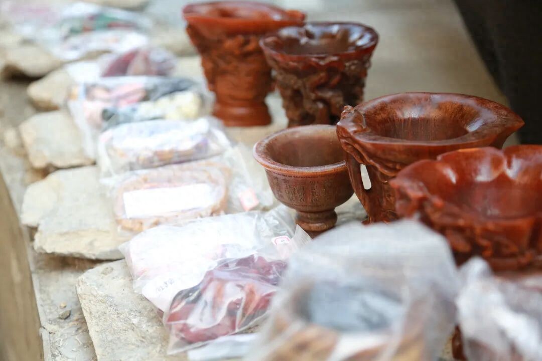 大连八旬老人三年豪掷四十万购买近万件物品，直播间购物狂热，家中仓库纸箱堆积如山