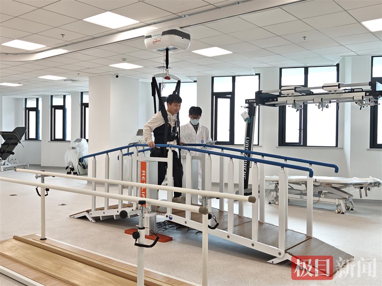 新院区康复科工作人员正在帮助患者进行天轨减重支持系统辅助下的智能阶坡训练.jpg