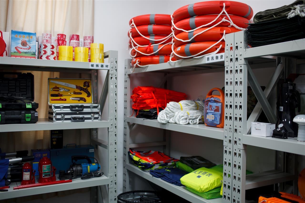 武昌区百瑞景社区应急服务站的应急物资储备室.jpg