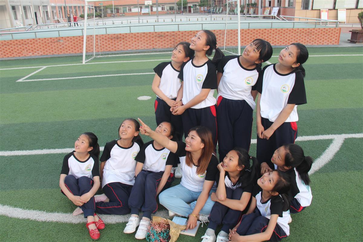 唐洁（中）与学生们在一起