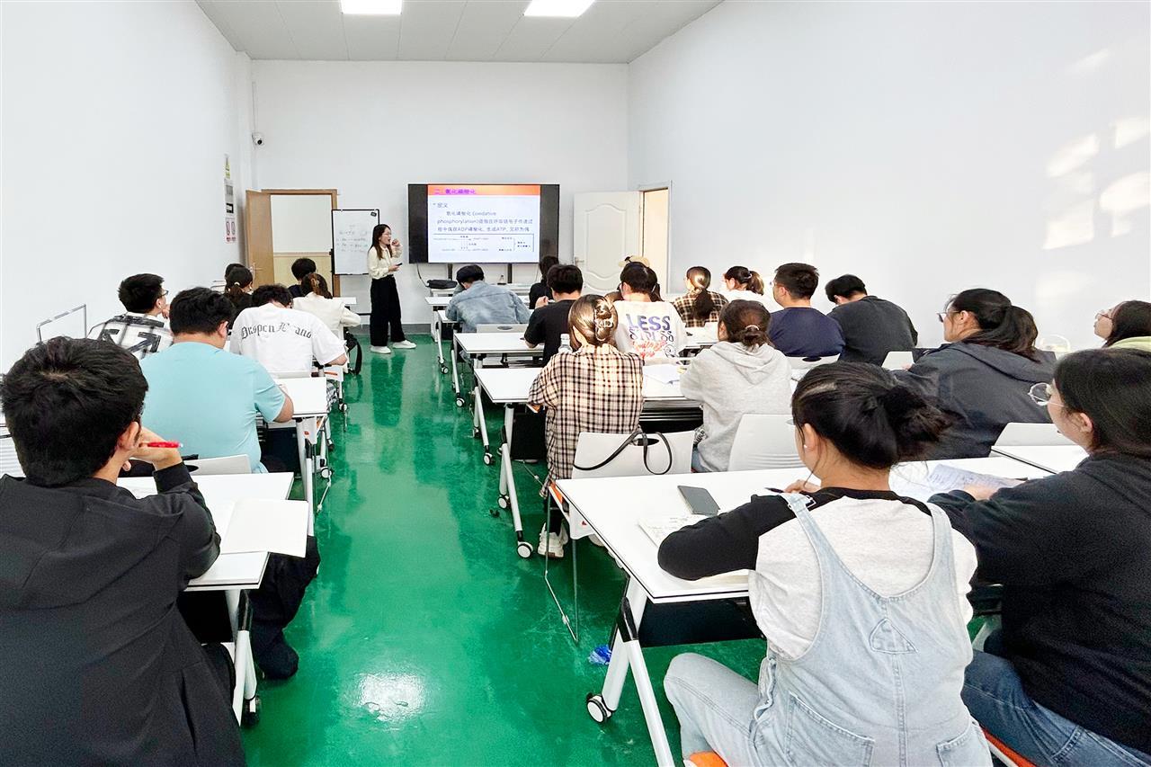 10 食品与生物科技学院生物工程系李婵娟教授为考研学生讲解生物化学。.jpg