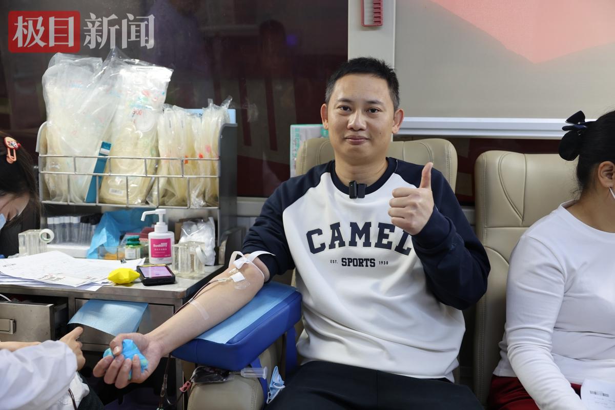 汪能一正在献血（金泳成 摄）.JPG